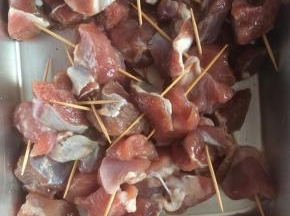 腌制好的羊肉插上牙签。