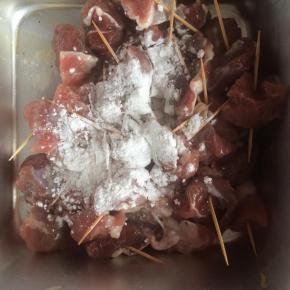 撒一勺干淀粉，拌匀。