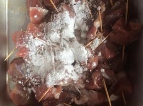 撒一勺干淀粉，拌匀。