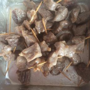 锅内倒入适量食用油，烧至5成热，放入羊肉炸至变色捞出。