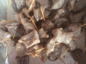 锅内倒入适量食用油，烧至5成热，放入羊肉炸至变色捞出。