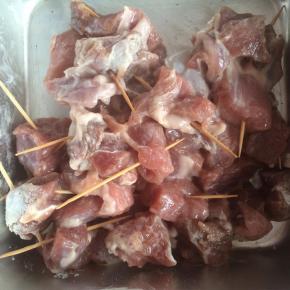 薄薄一层，裹上羊肉即可。