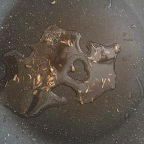 锅内倒少许食用油，小火炒香小茴香。