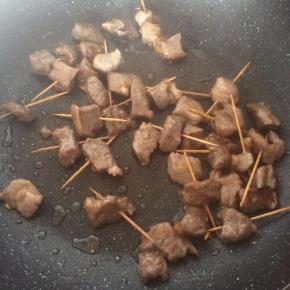 放入炸好的羊肉翻炒，加入孜然粉、辣椒粉，少许盐。