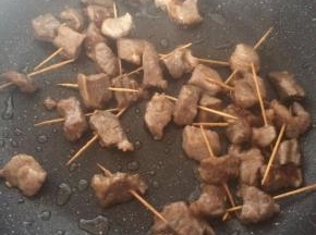 放入炸好的羊肉翻炒，加入孜然粉、辣椒粉，少许盐。