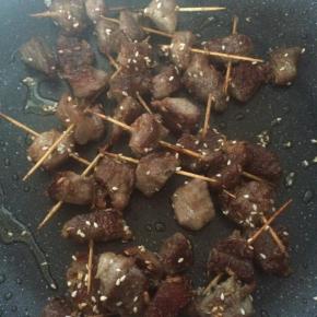 翻炒片刻即可出锅，出锅前撒适量白芝麻。