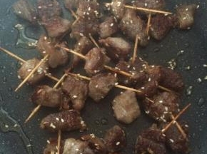 翻炒片刻即可出锅，出锅前撒适量白芝麻。