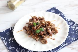 羊肉不易炒的时间太长，以免把肉炒老了。