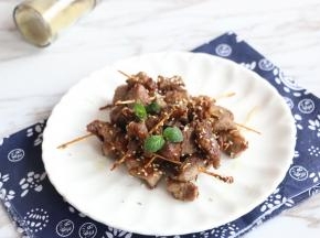 羊肉不易炒的时间太长，以免把肉炒老了。