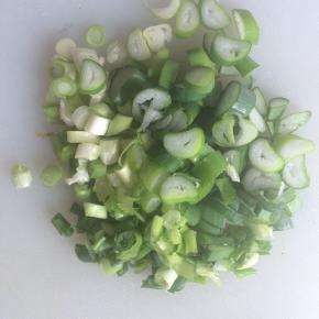 小葱切碎备用。