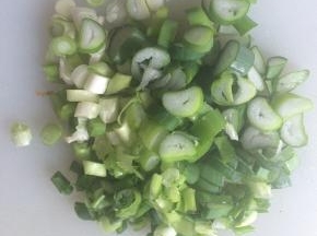 小葱切碎备用。