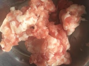 准备适量肉丁，我用肉馅代替的。