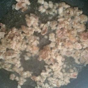 锅内倒入适量食用油，放入肉末小火煸炒。
