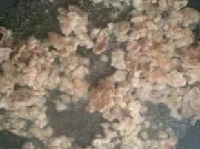 锅内倒入适量食用油，放入肉末小火煸炒。