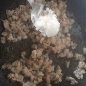 加少许糖、胡椒粉、老抽调色。