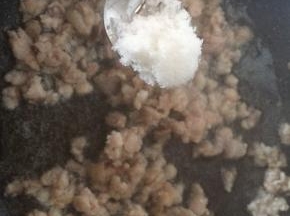 加少许糖、胡椒粉、老抽调色。