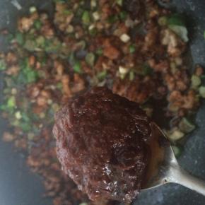 加入三大勺豆瓣酱，少许水。