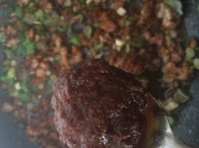 加入三大勺豆瓣酱，少许水。