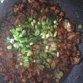 加入香葱翻炒。