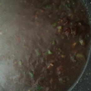 小火慢炒至汤汁浓稠，出锅前撒少许鸡精，淋适量香油。