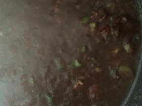 小火慢炒至汤汁浓稠，出锅前撒少许鸡精，淋适量香油。