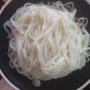 面条开水煮熟，捞出。