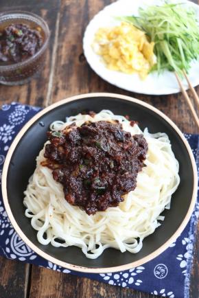 淋上肉酱，搭配喜欢的菜码即可。
非常好吃哦。