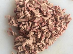 猪肝切成小粒。