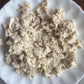 豆腐用勺子碾碎。