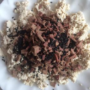 撒一勺黑芝麻、少许盐、蚝油、香油，味极鲜酱油，搅拌均匀。