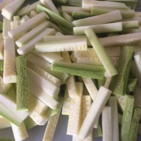 西葫芦清洗干净。
切成细条。