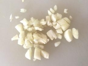蒜切成末。
