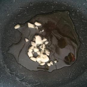 锅内倒入适量食用油，爆香蒜末。