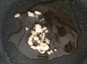 锅内倒入适量食用油，爆香蒜末。