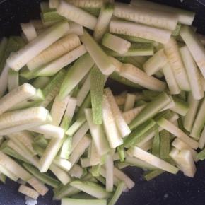 放入西葫芦条翻炒。