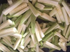 放入西葫芦条翻炒。