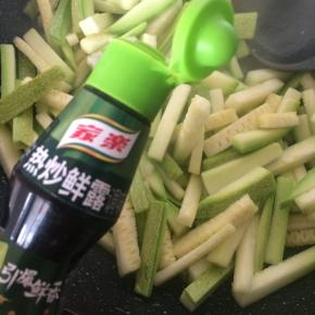 加入适量家乐热炒鲜露，继续翻炒。