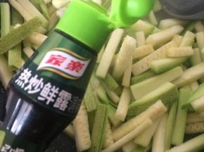 加入适量家乐热炒鲜露，继续翻炒。
