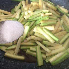 出锅前撒少许盐调味即可。