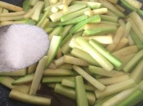 出锅前撒少许盐调味即可。