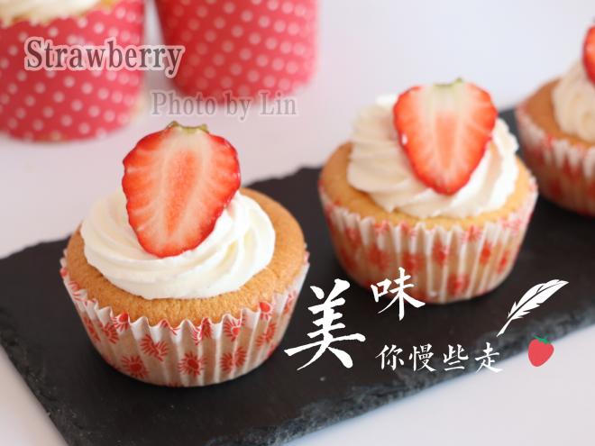 草莓奶油纸杯蛋糕