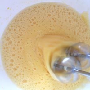 细砂糖分三次加入全蛋中，用电动打蛋器打发。