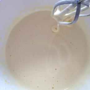 打发至蛋液不会很快滴下来，可以在蛋液中写字也不会立马消失。