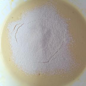 分三次筛入低筋面粉，用刮刀小心地从底部往上翻拌，使蛋糊和面粉混合均匀。
切记不要画圈搅拌，以免鸡蛋消泡。