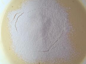 分三次筛入低筋面粉，用刮刀小心地从底部往上翻拌，使蛋糊和面粉混合均匀。
切记不要画圈搅拌，以免鸡蛋消泡。
