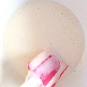 牛奶和玉米油充分搅拌，混合均匀。
将牛奶和玉米油的混合物缓缓倒入蛋糊中，翻拌均匀。