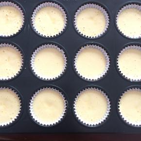 将蛋糕糊倒入事先准备好的纸托中，八分满，震出气泡。