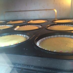 烤箱预热，上下火160度，20分钟左右，上色满意。用牙签插入蛋糕内部，拔出牙签后没有粘上蛋糕，即代表熟了。