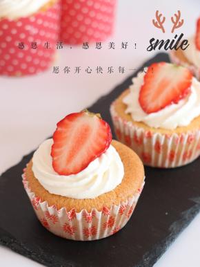 淡奶油加入糖打发至硬性，装入裱花袋内，用自己喜欢的花嘴挤出花型，搭配上水果装饰即可。