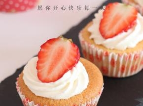 淡奶油加入糖打发至硬性，装入裱花袋内，用自己喜欢的花嘴挤出花型，搭配上水果装饰即可。